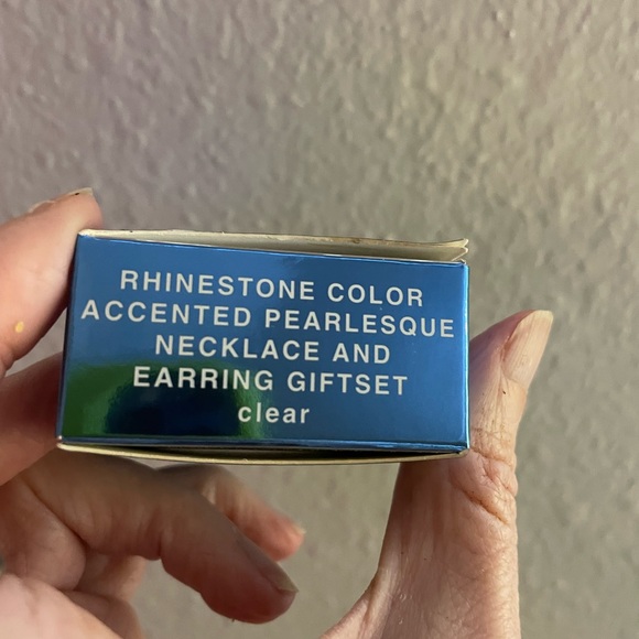 Avon Silver Pearl and Rhinestone Jewelry Set - New in Box - Picture 7 of 7